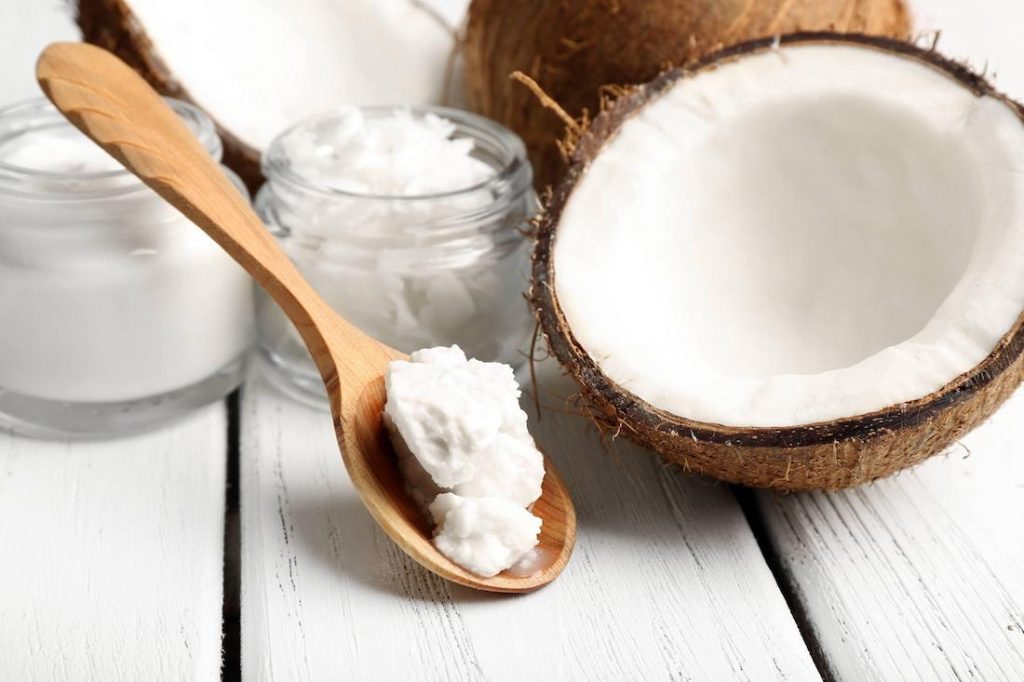 huile-de-coco-pour-réparer-les-cheveux